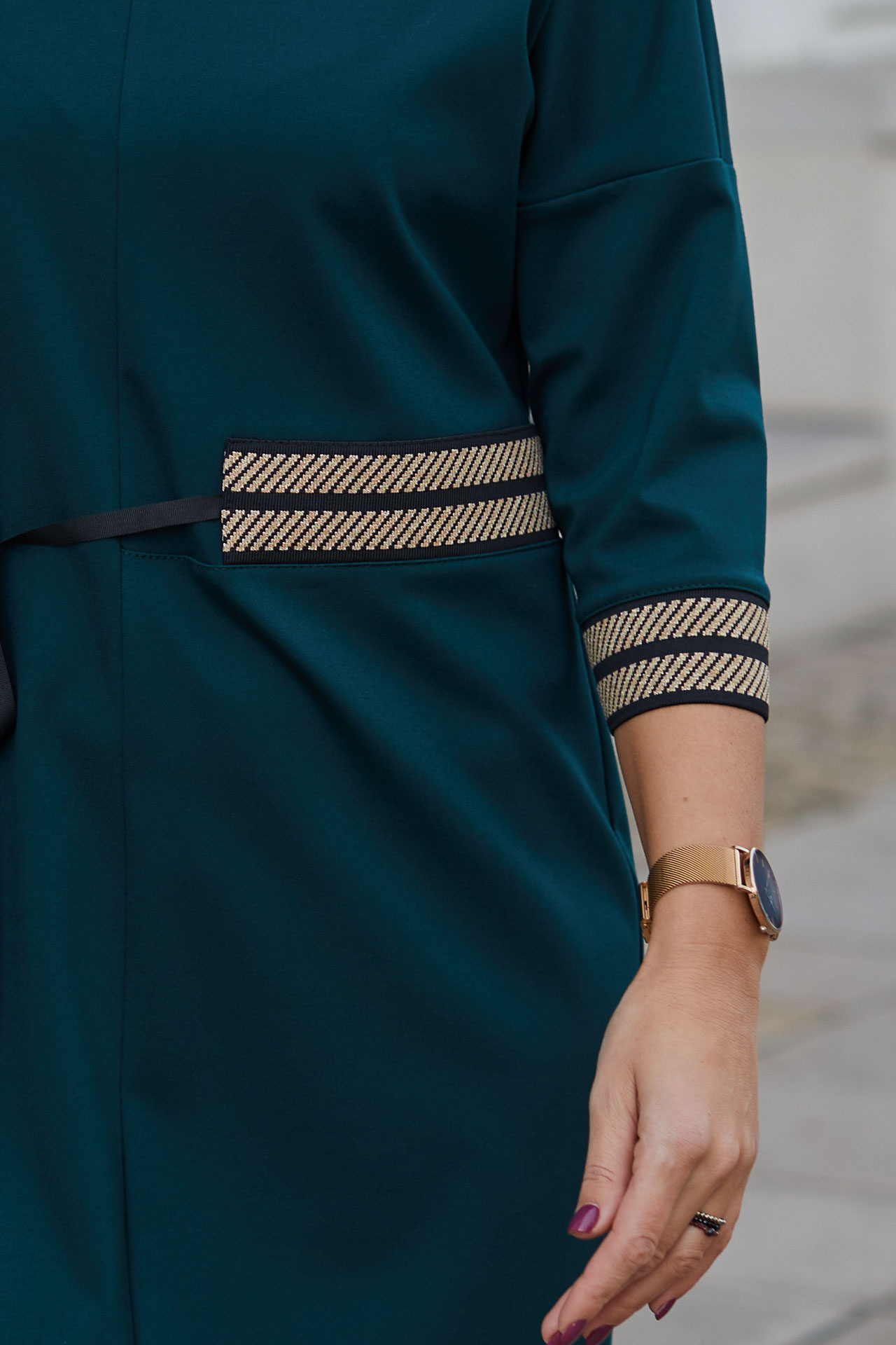 Komfortowa sukienka z opadającym rękawem zieleń butelkowa