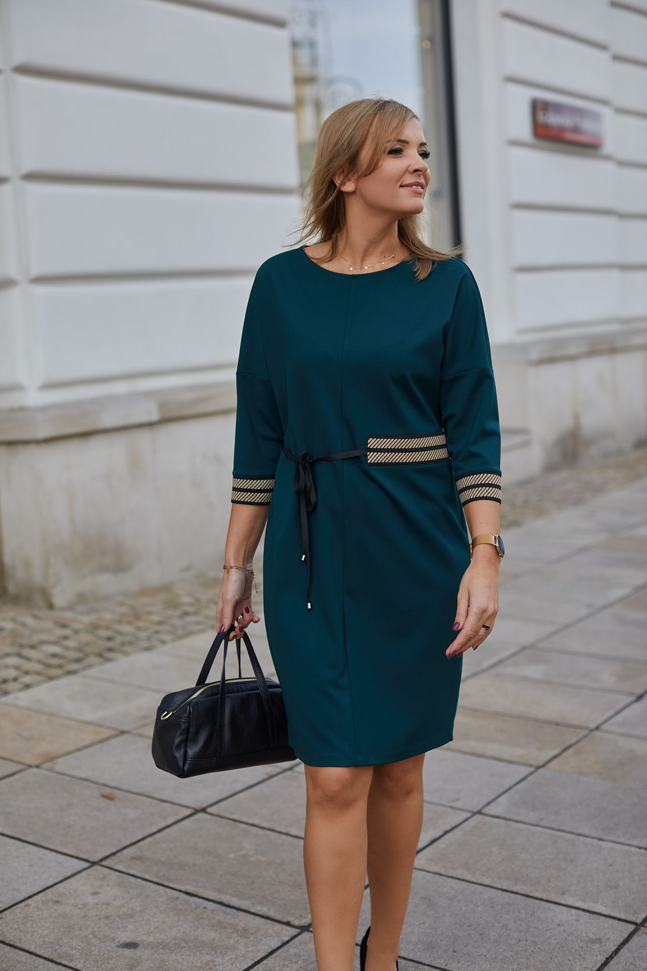 Komfortowa sukienka z opadającym rękawem zieleń butelkowa