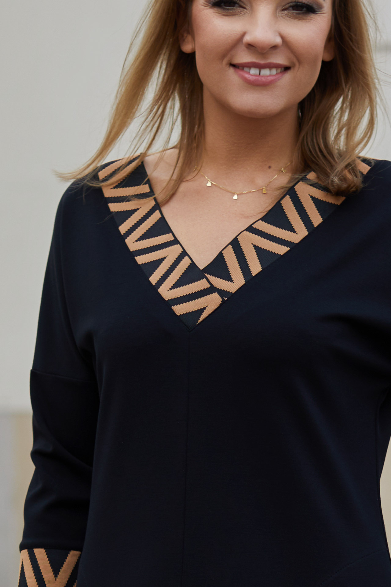 V-neck dress with pockets, black & caramel