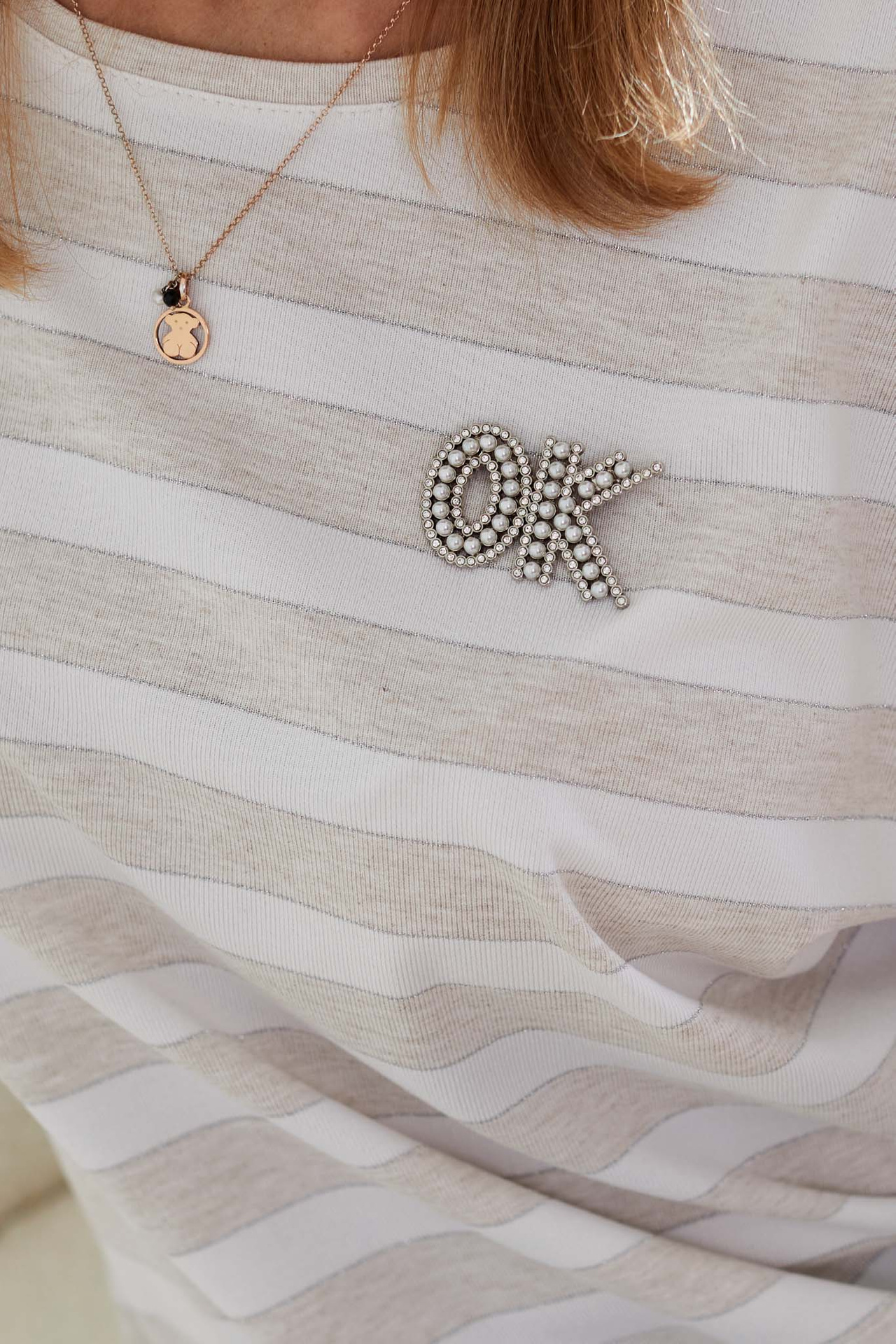 Dzianinowa bluza z broszką w paski z lurexem z naturalnej przędzy len + wiskoza