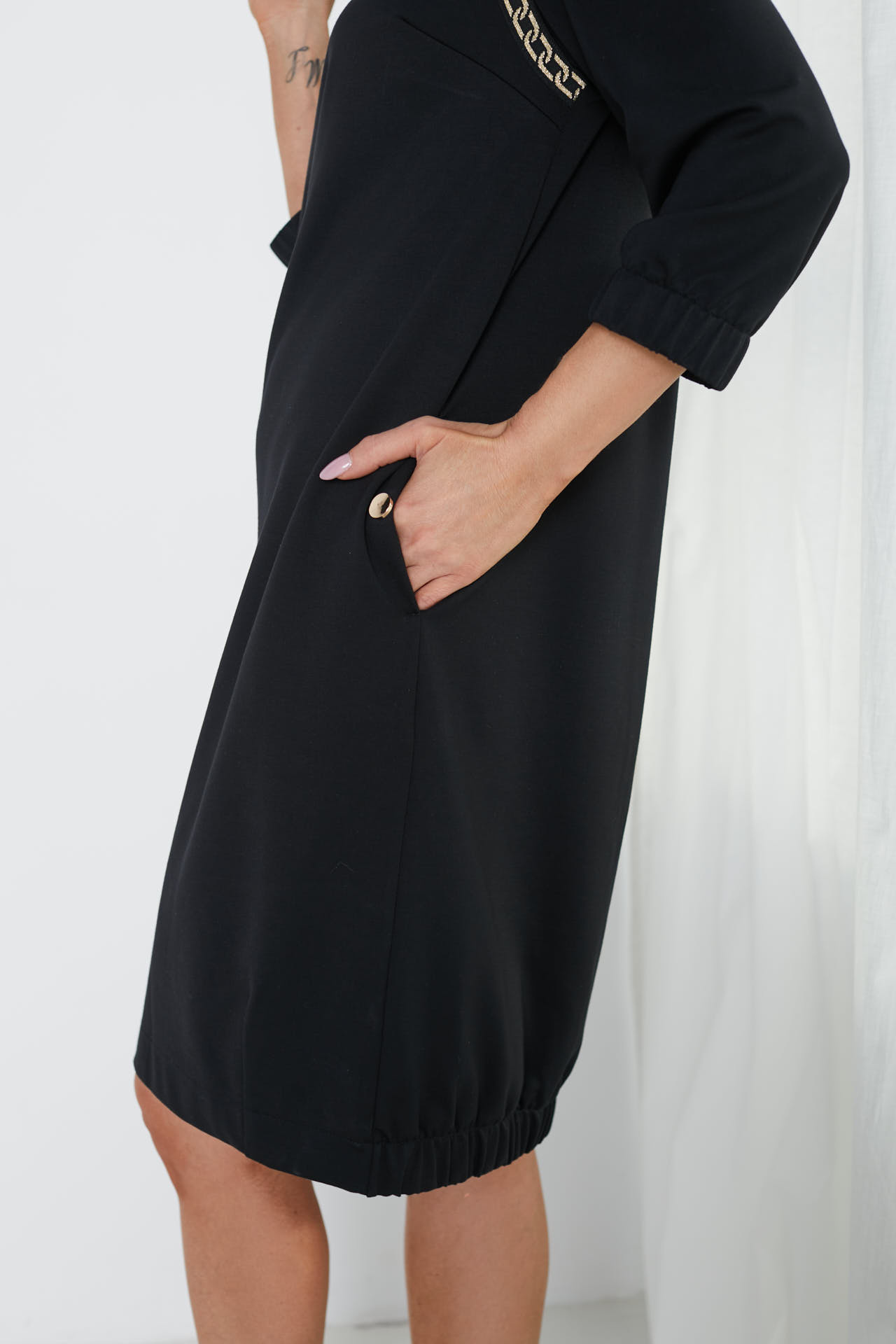 Dzianinowa sukienka bombka z ozdobną taśmą i napami