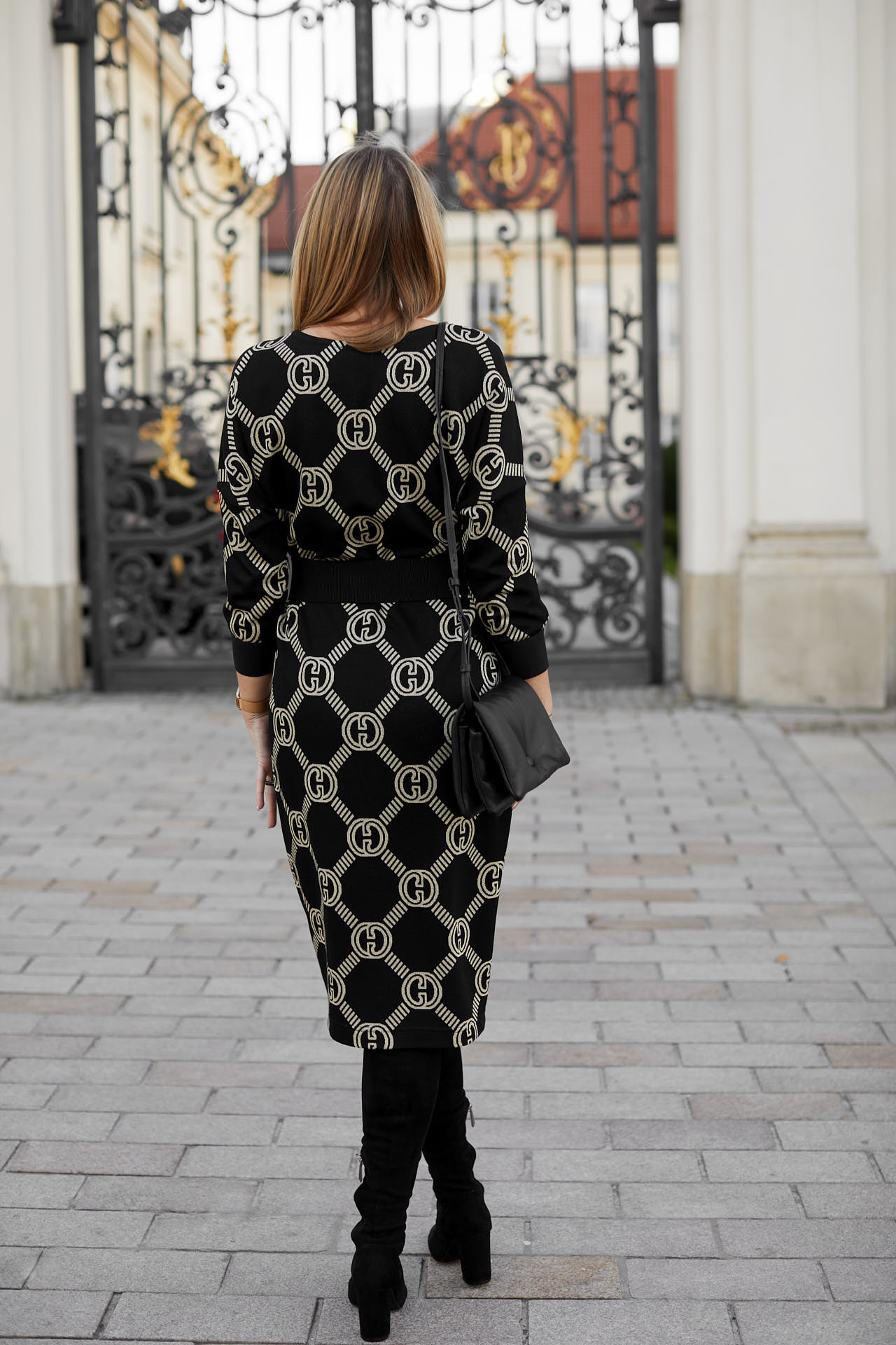 Elegancka sukienka za kolano z wplecioną złotą nitką