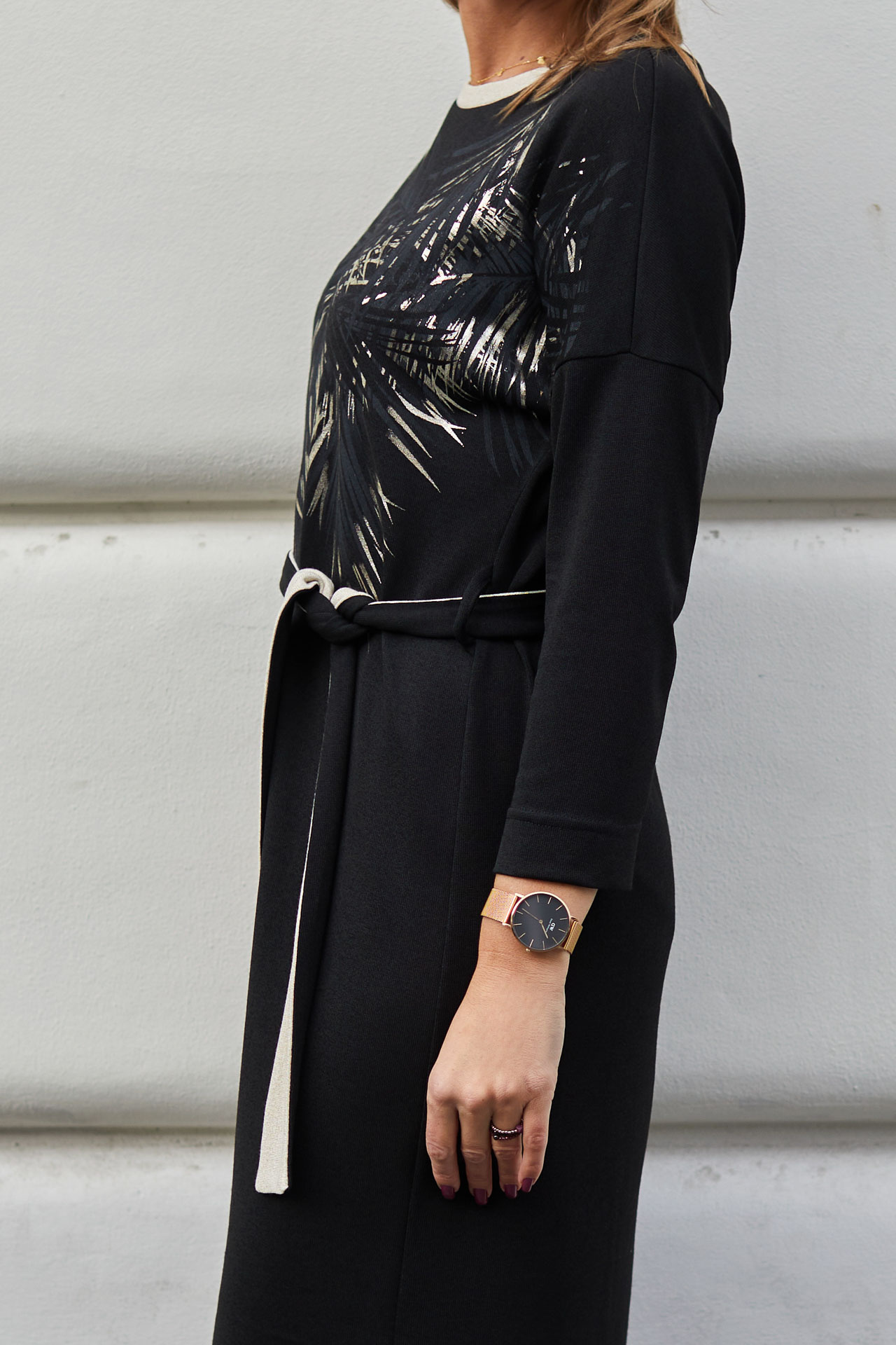 Knee-length dress with belt and print