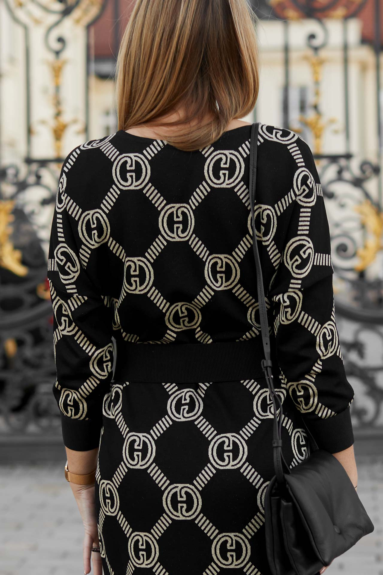 Elegancka sukienka za kolano z wplecioną złotą nitką