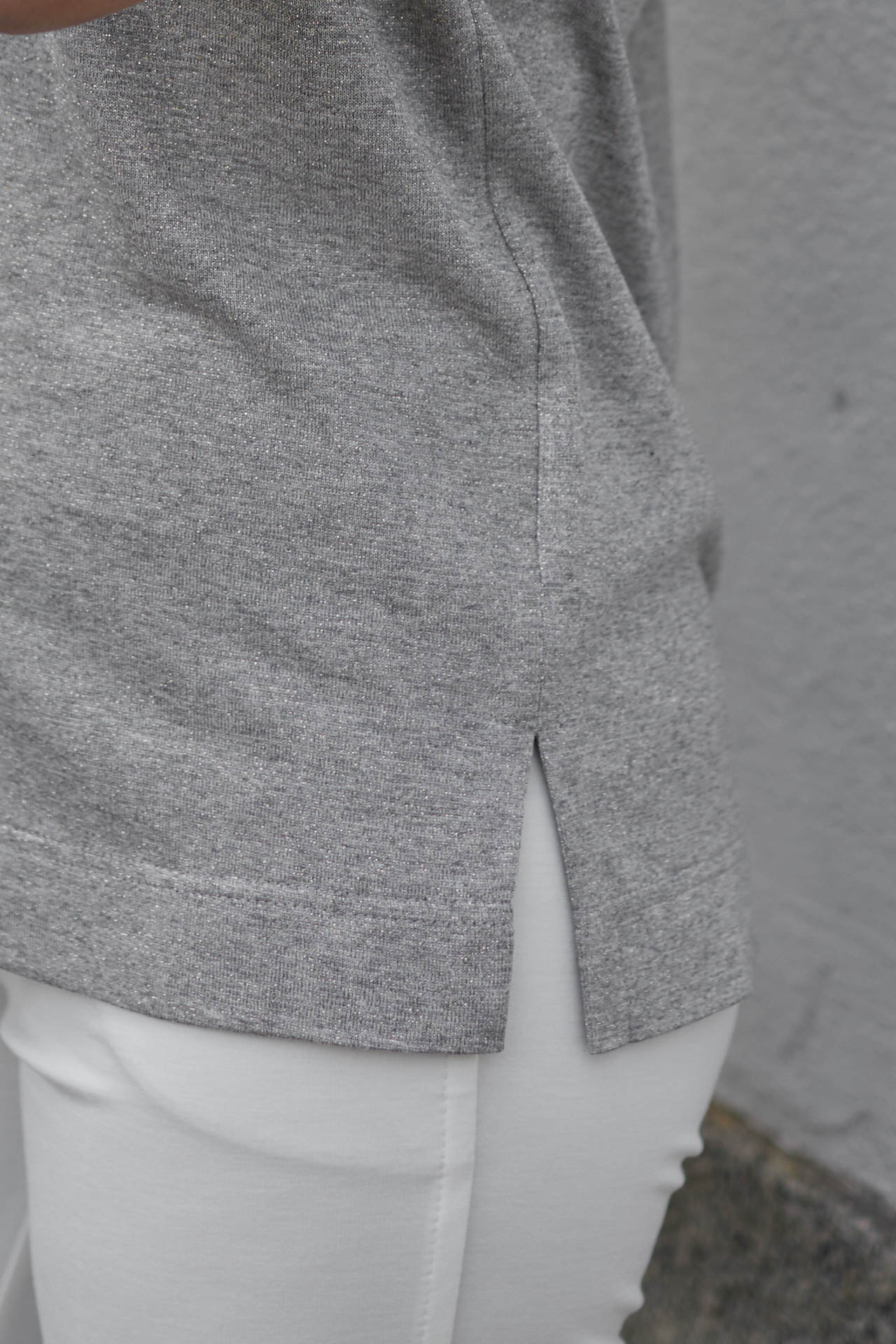 Dzianinowa bluzka ze złotym lurexem w odcieniu szarości