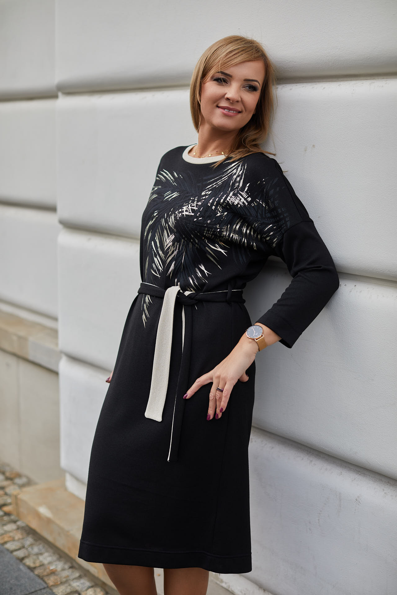 Knee-length dress with belt and print