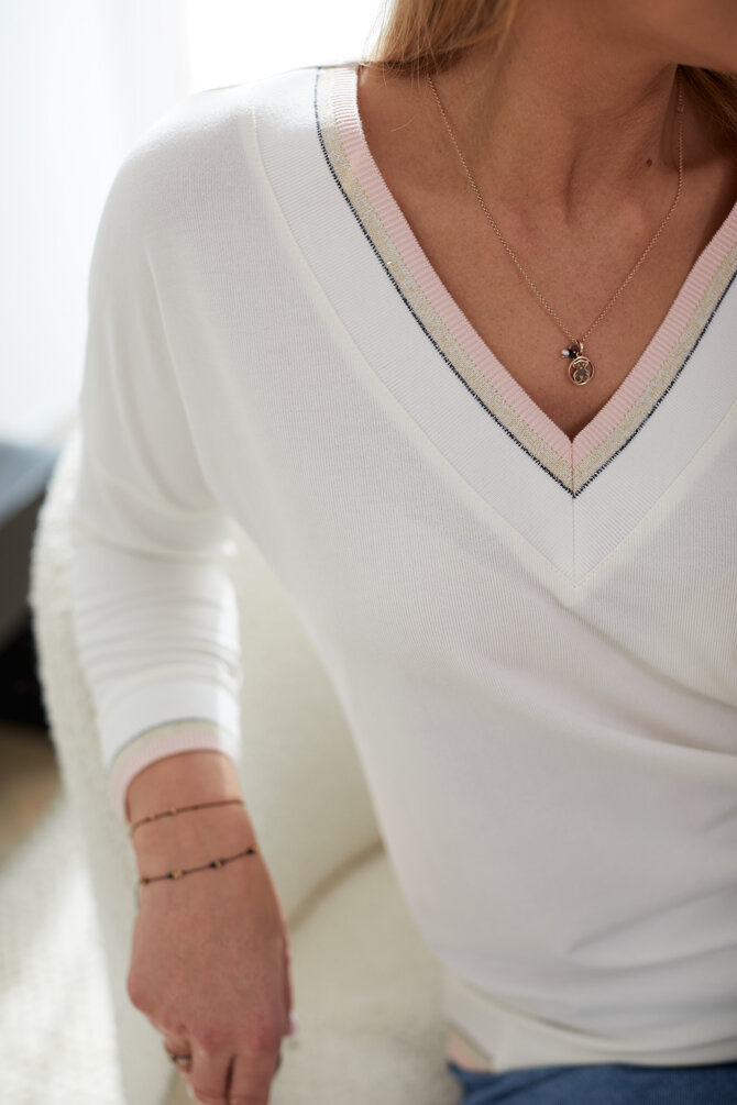 Sportowo elegancka bluza z cienkiego sweterka, dekolt V