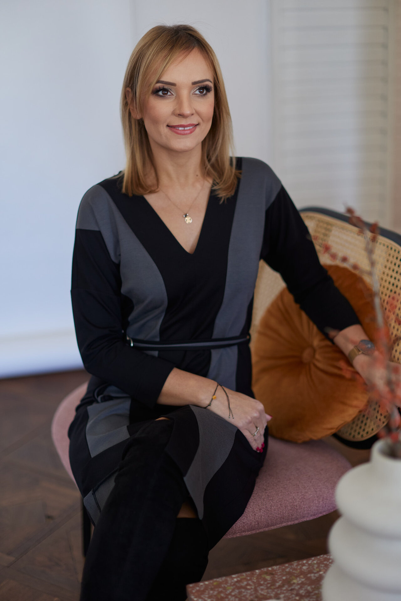 Elegancka sukienka za kolano z łączonych dzianin