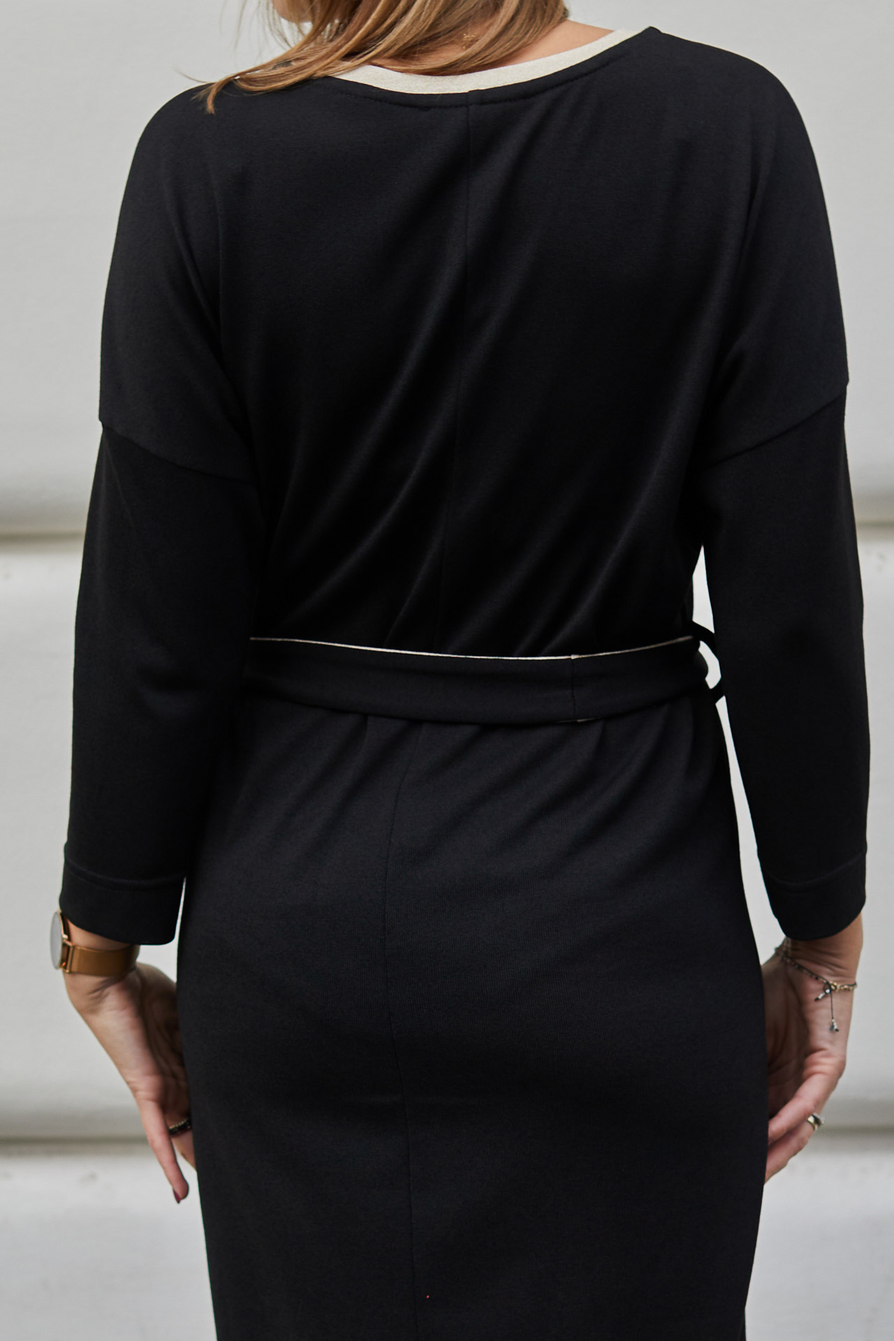 Knee-length dress with belt and print