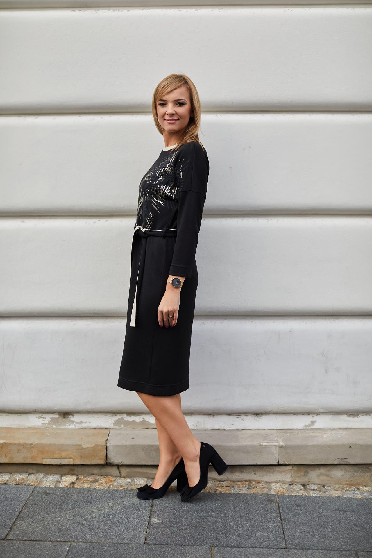 Knee-length dress with belt and print