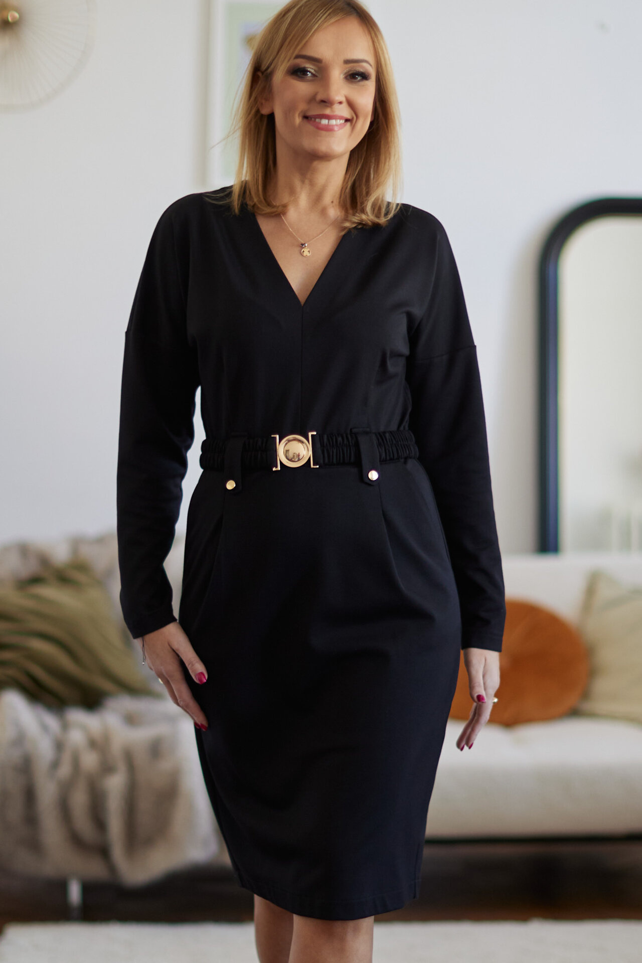 Elegancka czarna sukienka ze złotymi okuciami