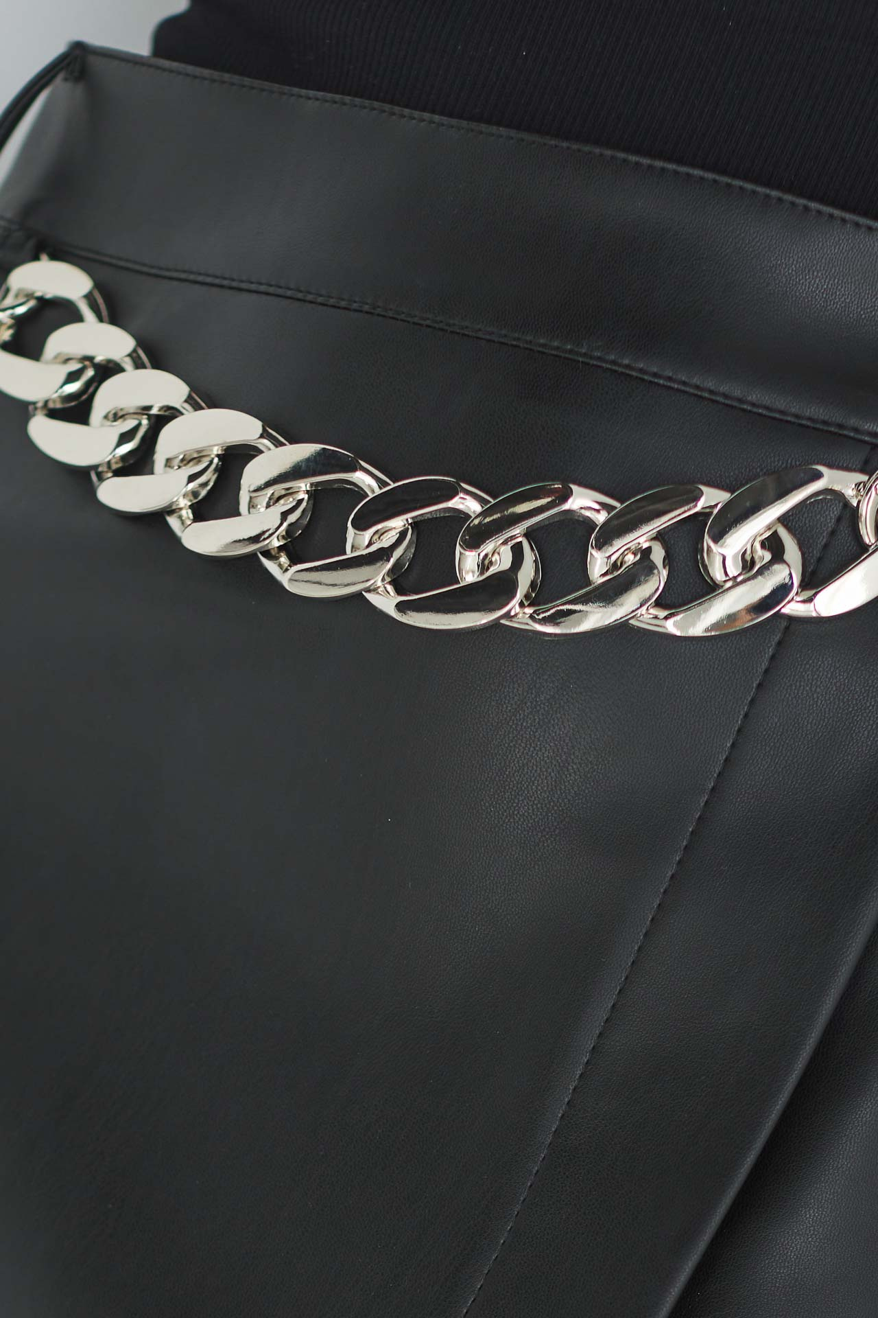 Skórzana spódniczka z łańcuchem