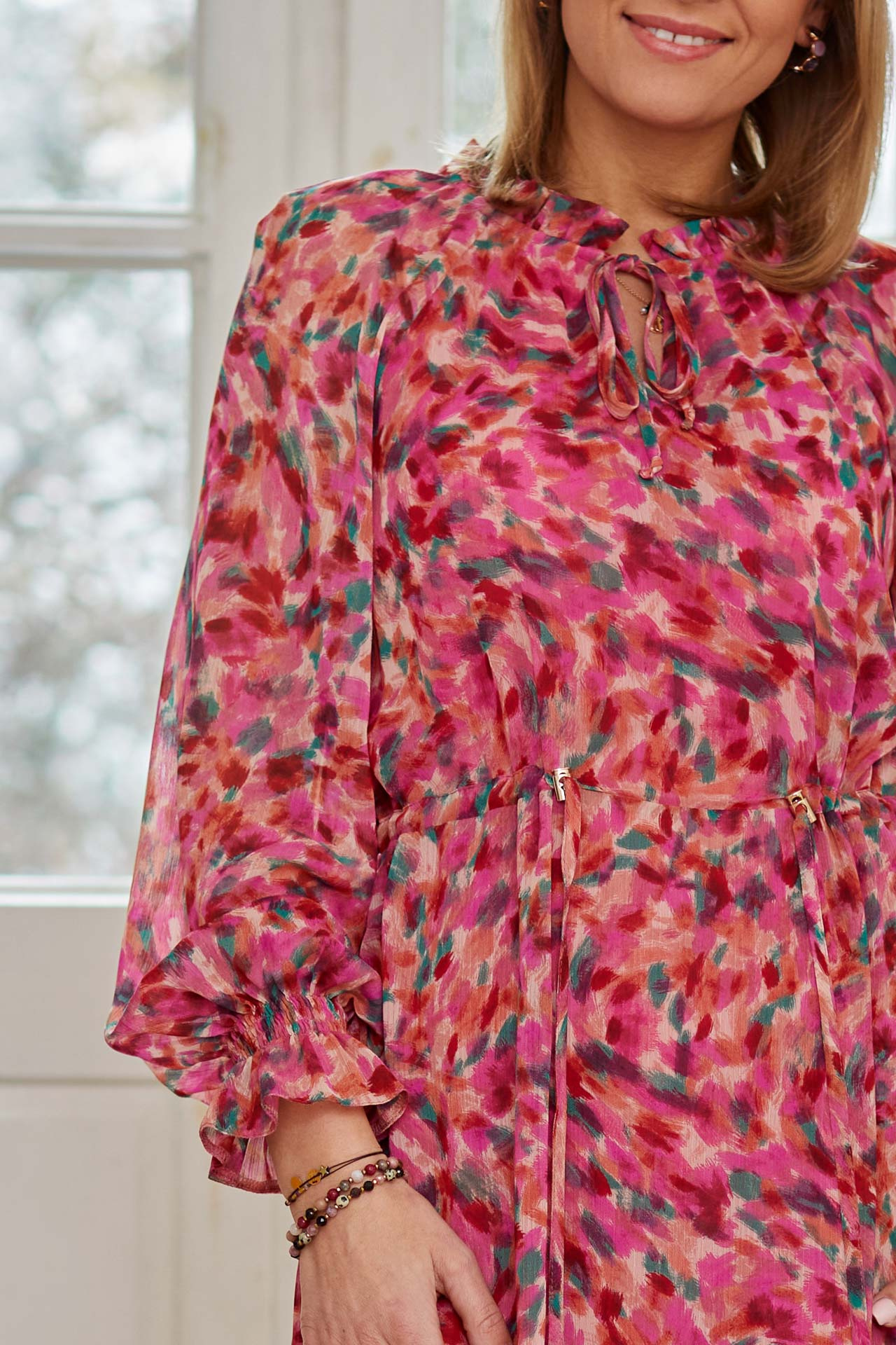 Długa szyfonowa sukienka w kolorze mix róż