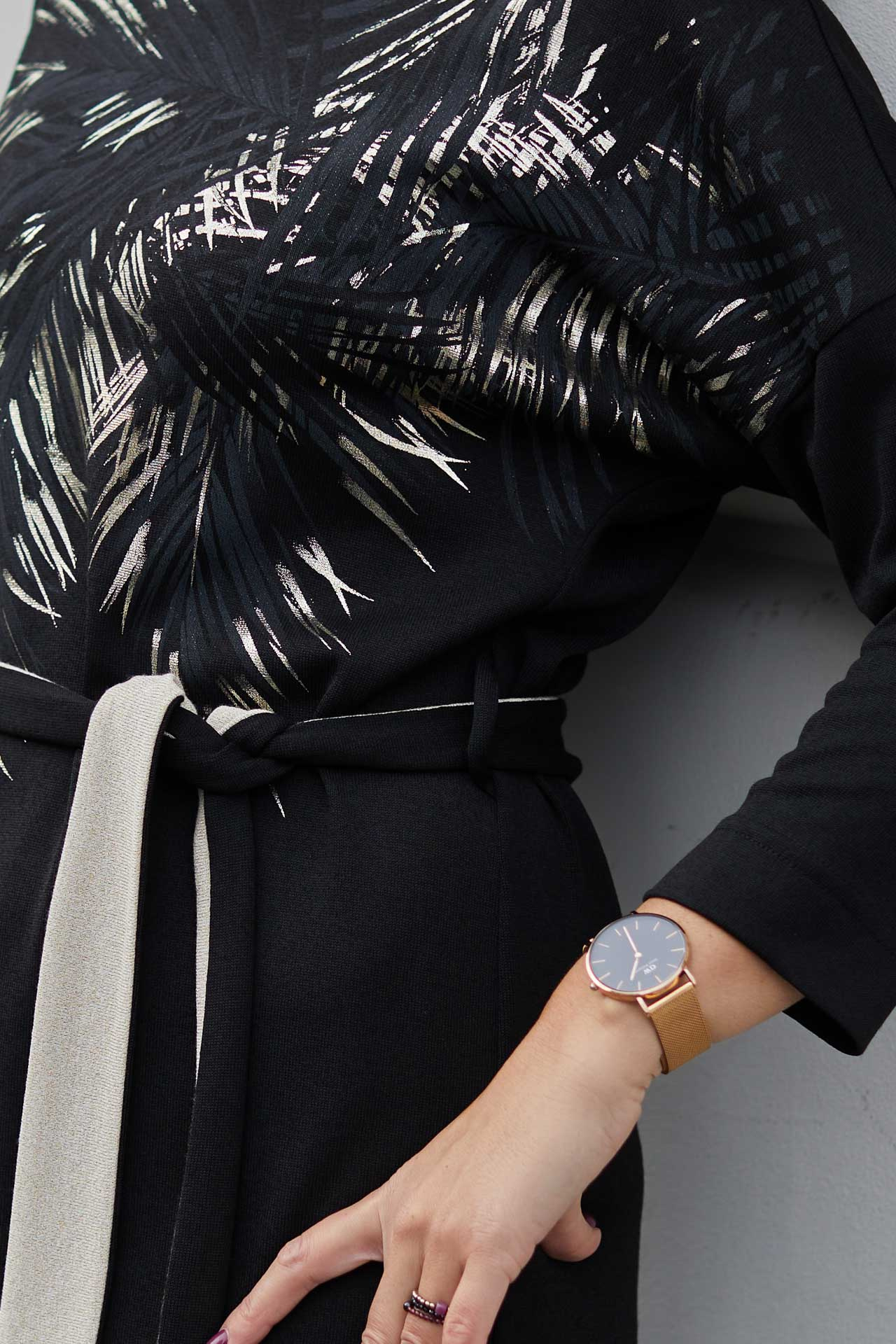 Knee-length dress with belt and print